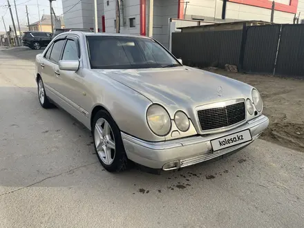 Mercedes-Benz E 320 1998 года за 3 500 000 тг. в Атырау – фото 3