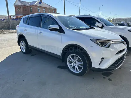 Toyota RAV4 2018 года за 14 000 000 тг. в Атырау – фото 2