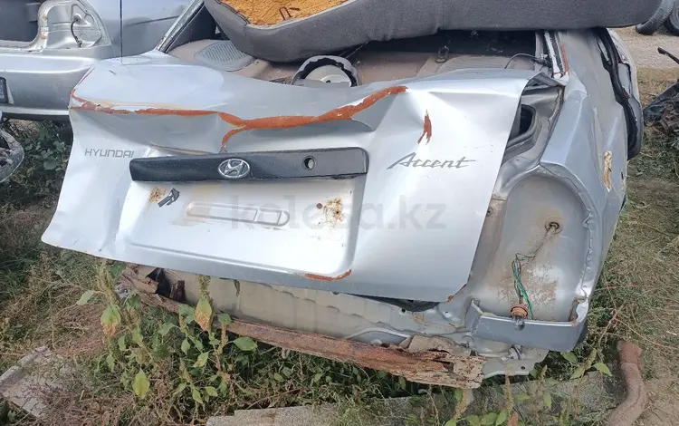 Хюндай Акцент тагаз, запчасти по кузову за 1 000 тг. в Актобе