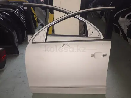 Дверь передняя левая на Audi q7 67002-00052 за 1 000 тг. в Алматы