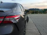 Toyota Camry 2020 года за 9 700 000 тг. в Уральск – фото 3