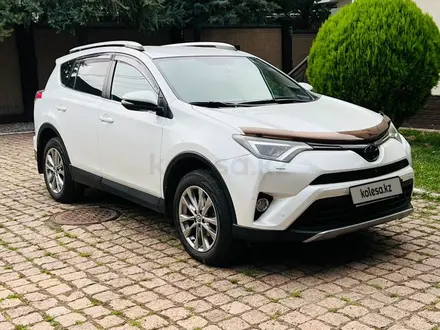 Toyota RAV4 2018 года за 12 800 000 тг. в Алматы – фото 3