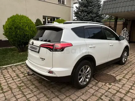 Toyota RAV4 2018 года за 12 800 000 тг. в Алматы – фото 8