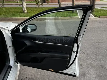 Toyota Camry 2020 года за 15 000 000 тг. в Павлодар – фото 15