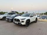 Toyota RAV4 2024 года за 16 700 000 тг. в Актобе