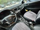 Hyundai Solaris 2020 года за 5 800 000 тг. в Актобе – фото 4