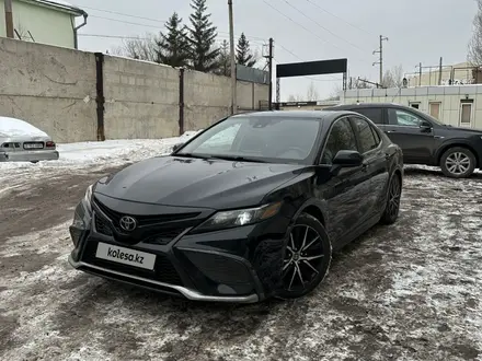 Toyota Camry 2021 года за 12 990 000 тг. в Астана