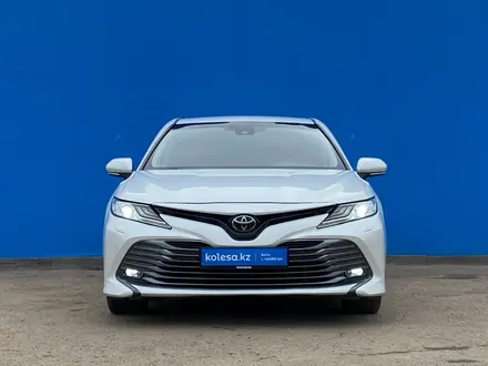 Toyota Camry 2020 года за 14 590 000 тг. в Алматы – фото 2