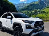Toyota RAV4 2022 года за 16 000 000 тг. в Атырау