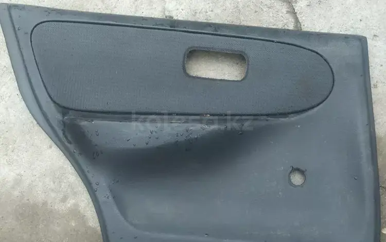 Обшивка левой задней двери от Nissan Primera за 2 000 тг. в Алматы