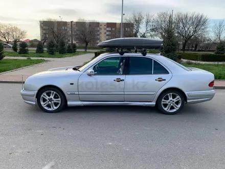 Mercedes-Benz E 320 1996 года за 3 200 000 тг. в Талдыкорган – фото 2