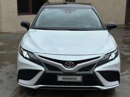 Toyota Camry 2021 года за 10 800 000 тг. в Актау