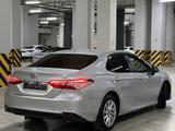 Toyota Camry 2021 года за 13 700 000 тг. в Астана – фото 4