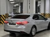 Toyota Camry 2021 года за 13 700 000 тг. в Астана – фото 3