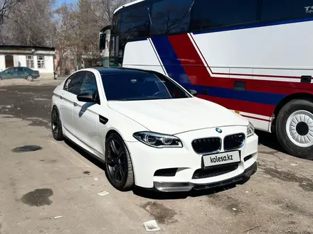 BMW M5 2014 года за 33 000 000 тг. в Алматы – фото 2