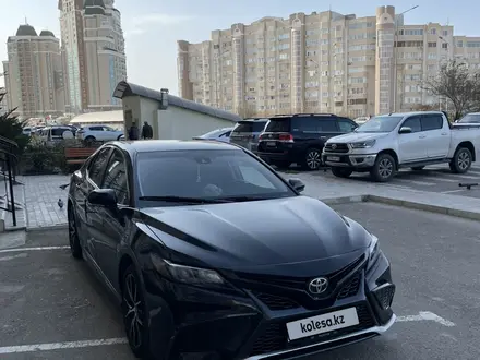 Toyota Camry 2022 года за 12 800 000 тг. в Актау