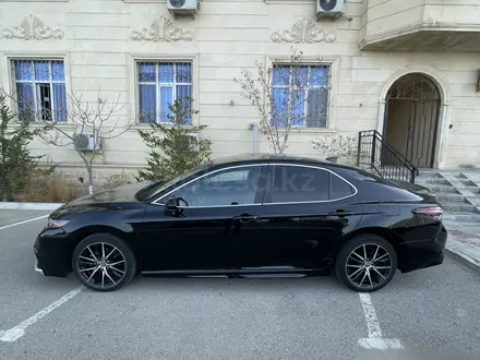 Toyota Camry 2022 года за 12 800 000 тг. в Актау – фото 2