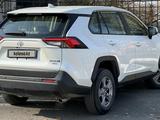 Toyota RAV4 2022 годаfor17 350 000 тг. в Семей – фото 4