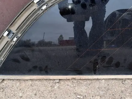 Q7 задние стёкла багажника за 15 000 тг. в Актобе – фото 2