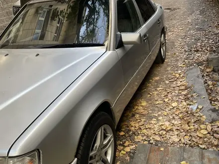 Mercedes-Benz E 260 1992 года за 1 400 000 тг. в Алматы – фото 3