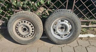 Зимние шипованные шины на дисках 175/70 R14 и 185/70 R14 в отличном за 15 000 тг. в Актобе