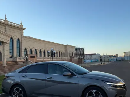 Hyundai Elantra 2023 года за 10 500 000 тг. в Атырау – фото 2