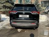 Toyota RAV4 2021 года за 21 000 000 тг. в Алматы – фото 4