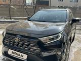 Toyota RAV4 2021 года за 21 000 000 тг. в Алматы