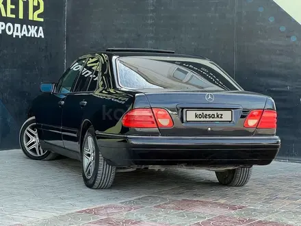 Mercedes-Benz E 320 1998 года за 3 300 000 тг. в Актау – фото 3