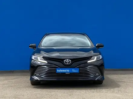 Toyota Camry 2019 года за 13 460 000 тг. в Алматы – фото 2