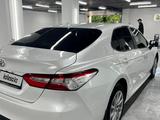 Toyota Camry 2022 года за 14 300 000 тг. в Караганда – фото 2