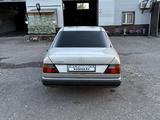 Mercedes-Benz E 260 1989 года за 800 000 тг. в Караганда – фото 4