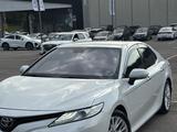 Toyota Camry 2018 года за 13 100 000 тг. в Алматы – фото 2