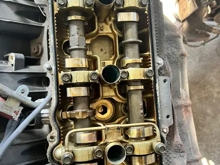 Двигатель (ДВС) 2UZ VVTI Land Cruiser 100; за 1 450 000 тг. в Караганда – фото 2
