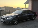 BMW 525 2025 года за 35 200 000 тг. в Алматы – фото 2