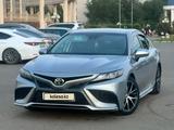 Toyota Camry 2021 года за 12 000 000 тг. в Уральск – фото 2