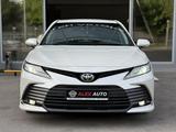 Toyota Camry 2021 года за 17 800 000 тг. в Шымкент – фото 2