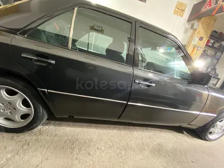 Mercedes-Benz E 200 1995 года за 2 100 000 тг. в Караганда – фото 3