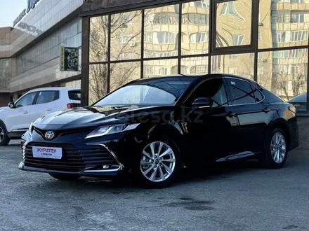 Toyota Camry 2023 года за 17 300 000 тг. в Семей