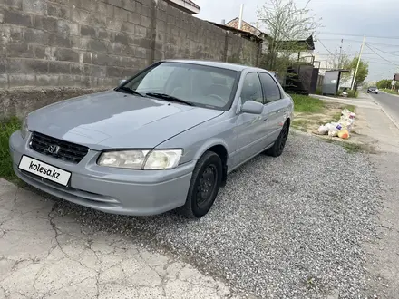 Toyota Camry 2000 года за 3 300 000 тг. в Шымкент – фото 2