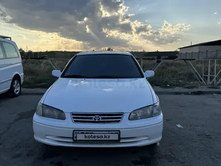 Toyota Camry 2001 года за 3 500 000 тг. в Алматы – фото 2