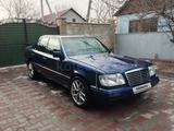 Mercedes-Benz E 220 1993 года за 1 800 000 тг. в Актобе – фото 4