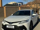 Toyota Camry 2021 года за 16 600 000 тг. в Актобе