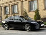 Toyota Camry 2021 года за 15 500 000 тг. в Кызылорда – фото 2