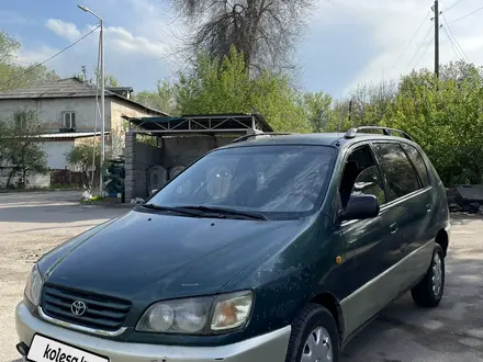 Toyota Ipsum 1997 года за 2 500 000 тг. в Алматы