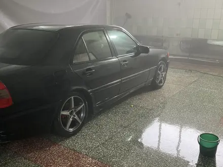 Mercedes-Benz C 180 1996 года за 900 000 тг. в Петропавловск – фото 4