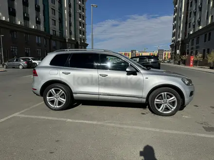 Volkswagen Touareg 2012 года за 8 600 000 тг. в Атырау – фото 4