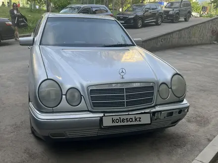 Mercedes-Benz E 200 1996 года за 2 300 000 тг. в Алматы