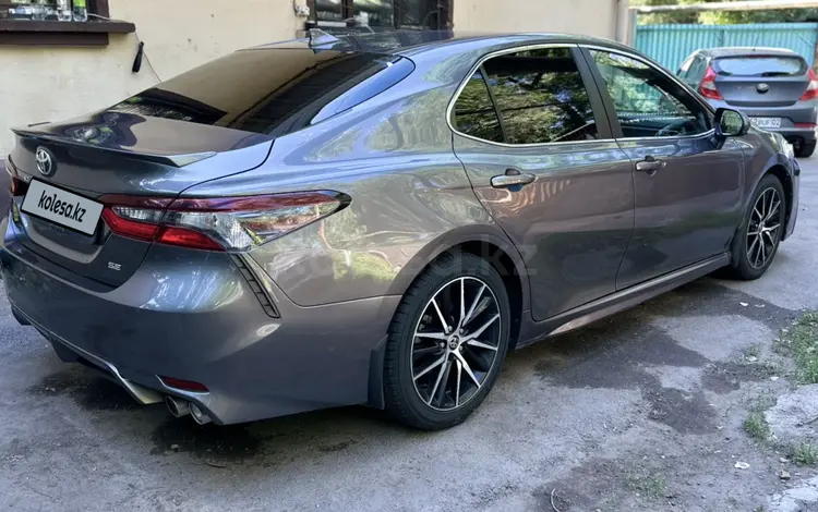 Toyota Camry 2021 года за 11 100 000 тг. в Алматы