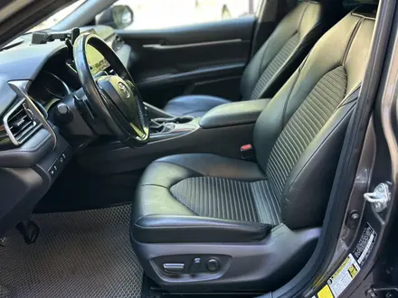 Toyota Camry 2021 года за 11 100 000 тг. в Алматы – фото 8
